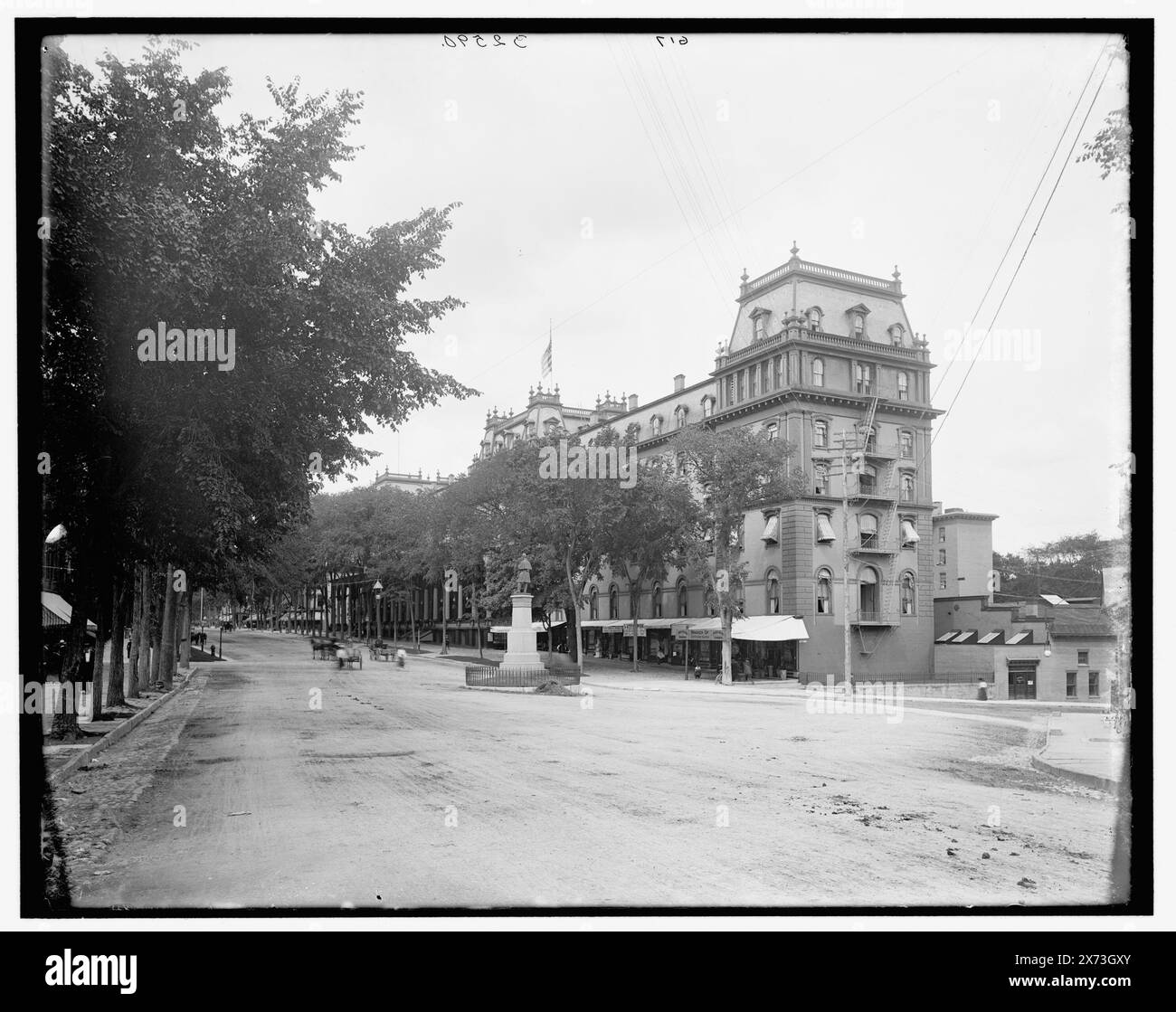Broadway and Congress Hall, Saratoga, N.Y., titolo da giacca., '617' su negativo., Detroit Publishing Co. n. 032590., Gift; State Historical Society of Colorado; 1949, Streets. , Hotel. , Stati Uniti, New York (Stato), Saratoga Springs. Foto Stock