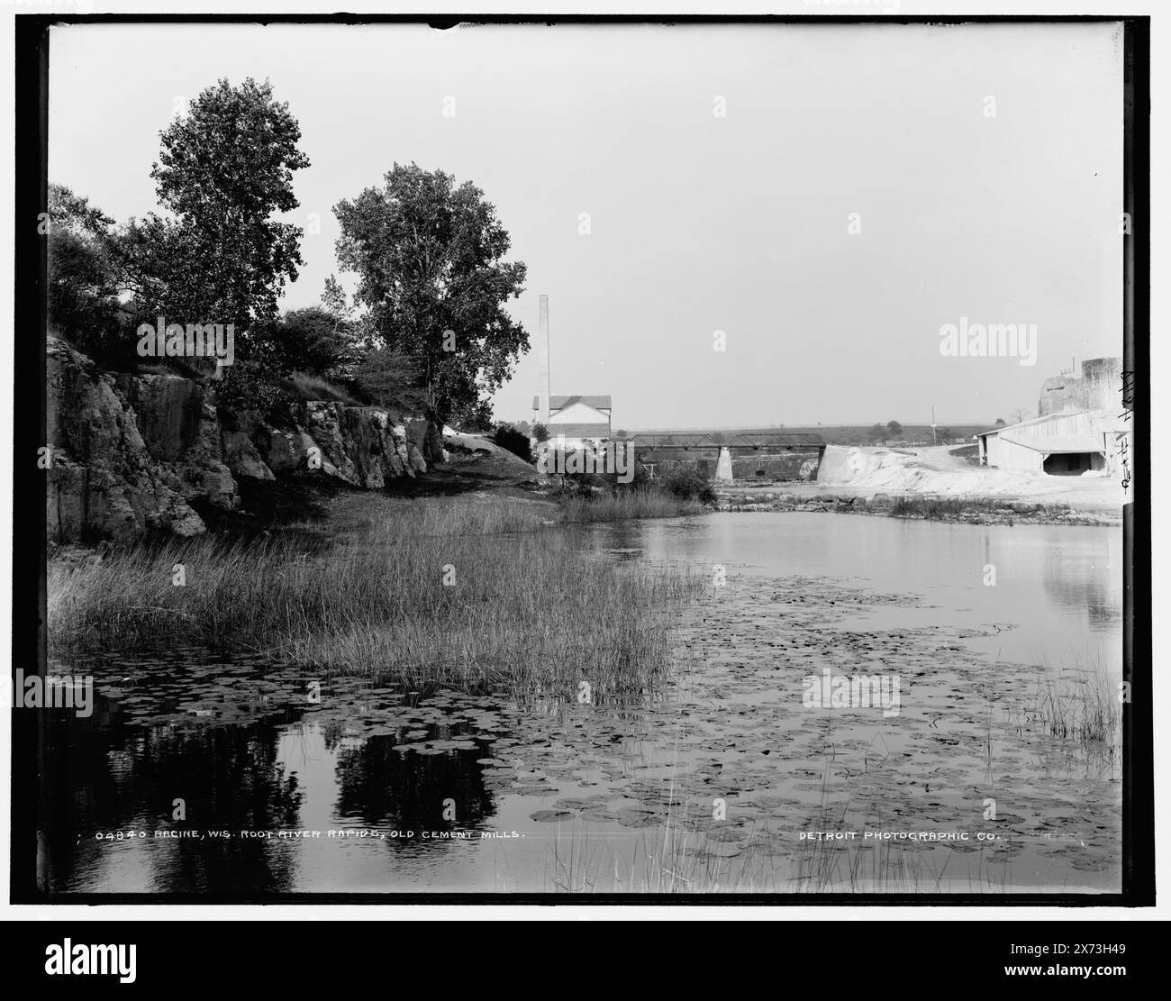 Racine, Wisconsin, Root River Rapids, Old Cement Mill, Date based on Detroit, Catalogue F (1899)., '544' on negative., Detroit Publishing Co. N.. 04840., Gift; State Historical Society of Colorado; 1949, Rivers. , Industrie del cemento. , Impianti industriali. , Stati Uniti, Wisconsin, Racine. , Stati Uniti, Wisconsin, Root River. Foto Stock