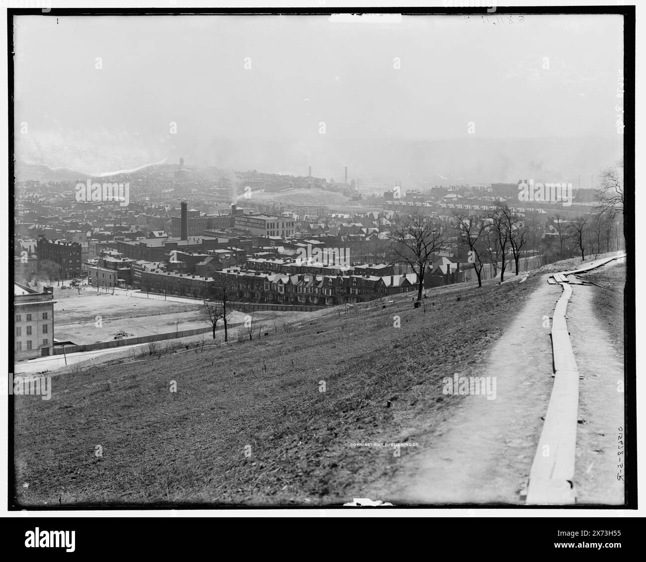 Schenley Park e dintorni, Pittsburgh, Pa., le immagini dei videodischi sono fuori sequenza; l'ordine effettivo da sinistra a destra è 1A-10409, 10408, 10407, 10406, 10405., "g 8158 L", "G 8159 LC", "G 8161 C", "G 8162 RC" e "G 8164 R" rispettivamente sui negativi da sinistra a destra., Detroit Publishing Co. n. 015678., Gift; State Historical Society of Colorado; 1949, Stati Uniti, Pennsylvania, Pittsburgh. Foto Stock