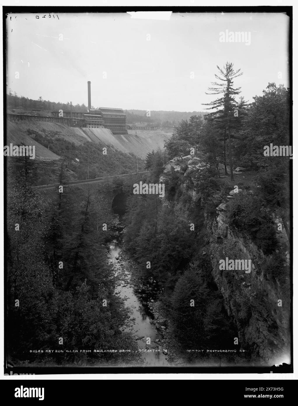 Nay Aug Glen from Boulevard bridge, Scranton, Pa., Date based on Detroit, Catalogue J (1901)., Detroit Publishing Co. N. 011620., Gift; State Historical Society of Colorado; 1949, Canyons. , Parchi. , Fiumi. , Stati Uniti, Pennsylvania, Scranton. , Stati Uniti, Pennsylvania, Roaring Brook. Foto Stock