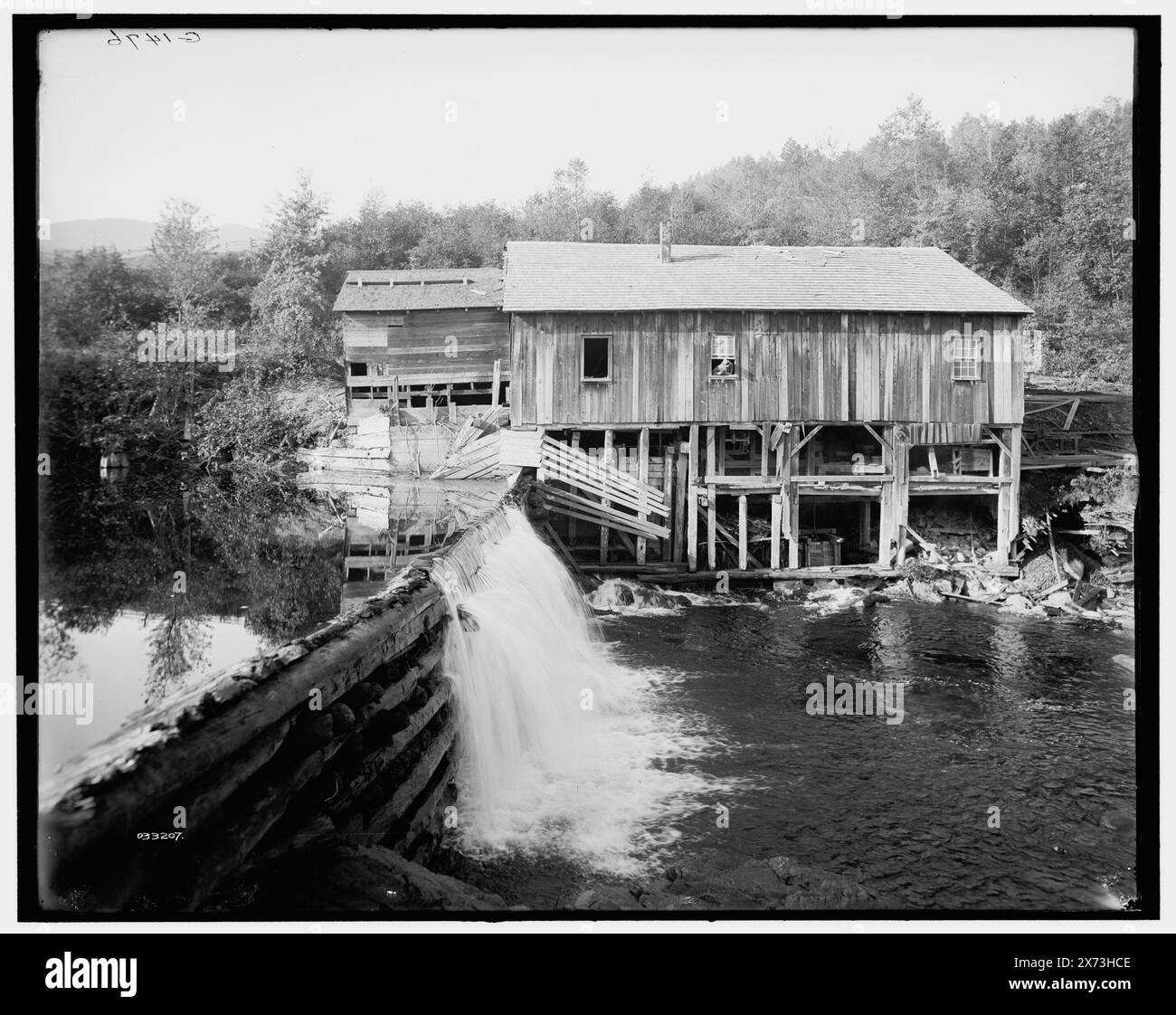 Keene Valley, vecchio mulino sull'Ausable, Adirondack MTS., N.Y., Title from jacket., 'G 1476' su negative., Detroit Publishing Co. N. 033207., Gift; State Historical Society of Colorado; 1949, Rivers. , Dams. , Mills. , Stati Uniti, New York (Stato), monti Adirondack. , Stati Uniti, New York (Stato), Ausable River. Foto Stock