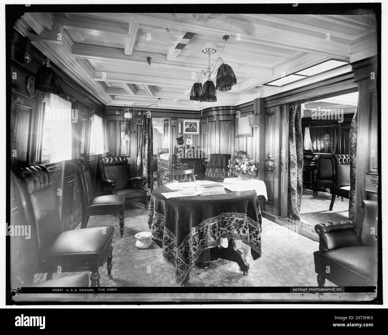 U.S.S. Newark, The Cabin, Attribution based on negative D4-20638., Date based on Detroit, Catalogue J (1901)., Detroit Publishing Co. N. 020647., Gift; State Historical Society of Colorado; 1949, Newark (Cruiser) , Cruisers (Warships), American. , Gli alloggi degli ufficiali. Foto Stock