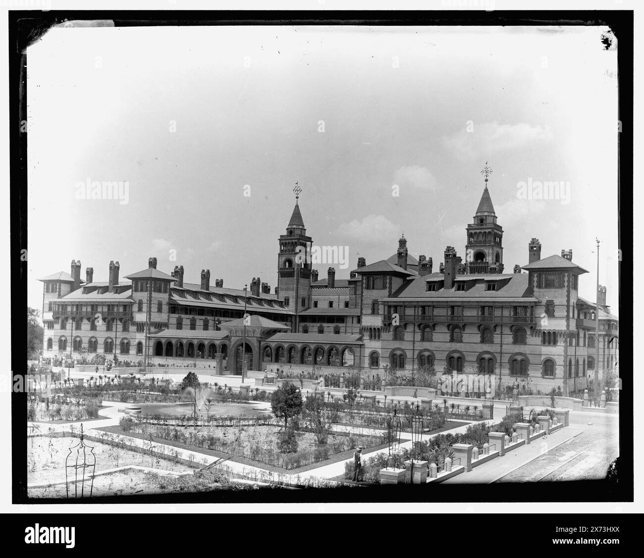 Ponce de Leon Hotel, St. Augustine, Flag., Jacket title: The Ponce de Leon, St. Augustine, Flag., '105,' '1296,' e 'duplicate' su negative., Detroit Publishing Co. N. 32448., Gift; State Historical Society of Colorado; 1949, Alberghi. , Resort. , Parchi. , Stati Uniti, Florida, Saint Augustine. Foto Stock