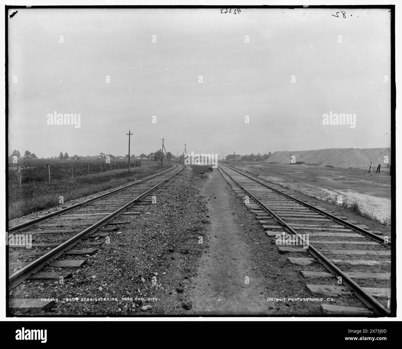 Raddrizzamento dei binari vicino a Coal City, titolo della giacca: Chicago and Alton Railway [Railroad], raddrizzamento dei binari vicino a Coal City, curva superiore., '82' su negativo., Detroit Publishing Co. N. 042363., Gift; State Historical Society of Colorado; 1949, Railroad Tracks. , Costruzione e manutenzione di ferrovie. , Stati Uniti, Illinois, Coal City. Foto Stock