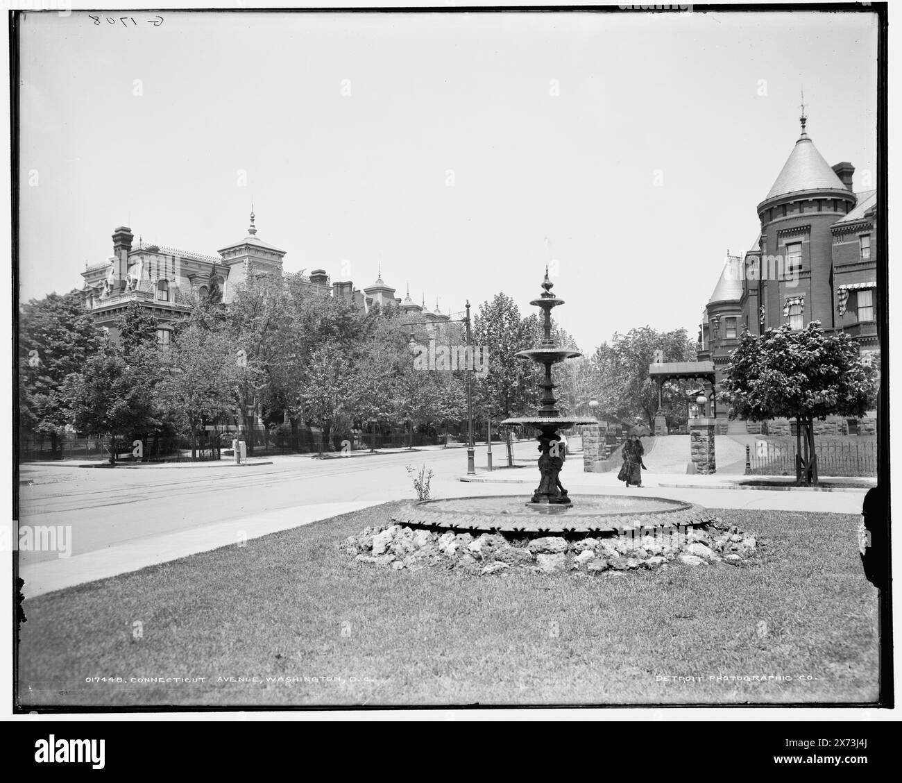 Connecticut Avenue, Washington, D.C., negative broken lower right., Date based on Detroit, Catalogue P (1906)., 'G 1708' on negative., Detroit Publishing Co. N.. 017448., Gift; State Historical Society of Colorado; 1949, Streets. , Fontane. , Stati Uniti, Distretto di Columbia, Washington (D.C.) Foto Stock