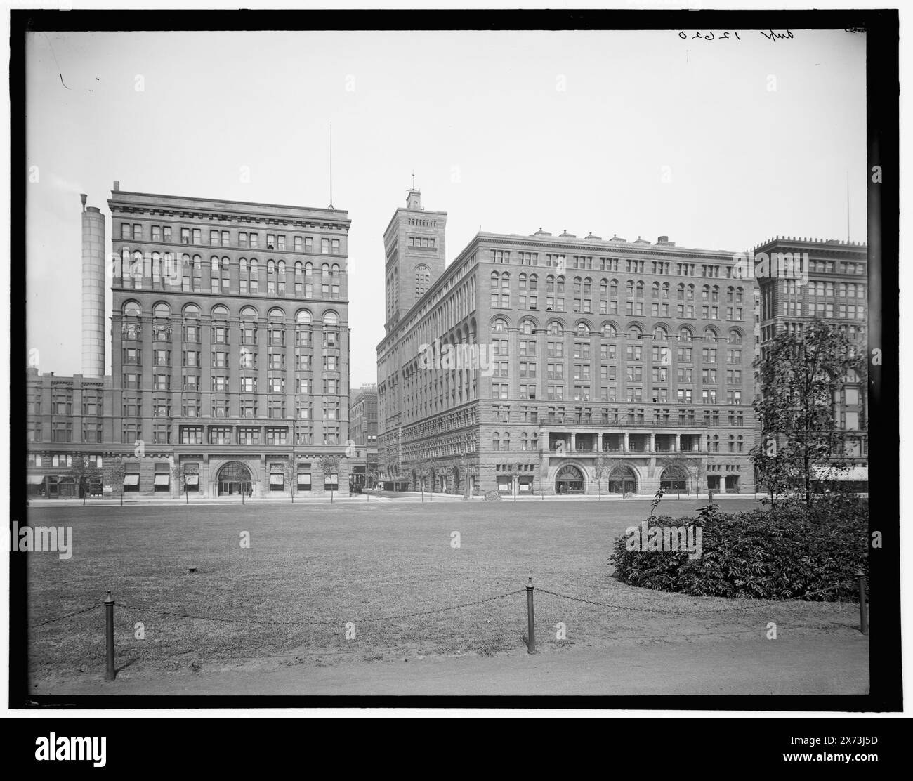 The Auditorium and annex, Chicago, Data da giacca negativa., Auditorium Building and Congress Hotel and Annex, più tardi parte della Roosevelt University., 'Dup' su negativo., corrispondente trasparenza vetro (stesso codice di serie) disponibile su videodisc frame 1A-29437., Detroit Publishing Co. N.. 012620., Gift; State Historical Society of Colorado; 1949, uffici. , Hotel. , Teatri. , Stati Uniti, Illinois, Chicago. Foto Stock