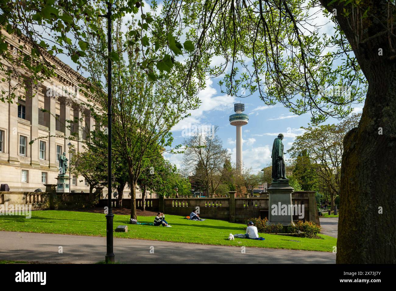 Pomeriggio primaverile ai giardini di St John nel centro di Liverpool. Foto Stock