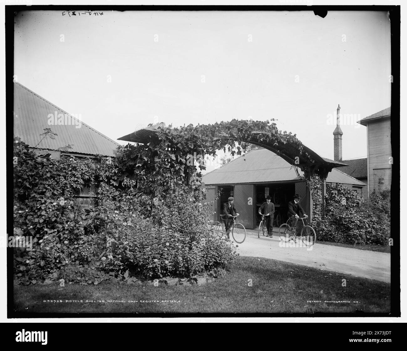Bicycle Shelter, National Cash Register Company, Dayton, Ohio, 'WHJ 1273' su negative., Detroit Publishing Co. N.. 042928., Gift; State Historical Society of Colorado; 1949, biciclette e tricicicli. , Annessi. , Industria delle attrezzature e delle forniture per ufficio. Stati Uniti, Ohio, Dayton. Foto Stock