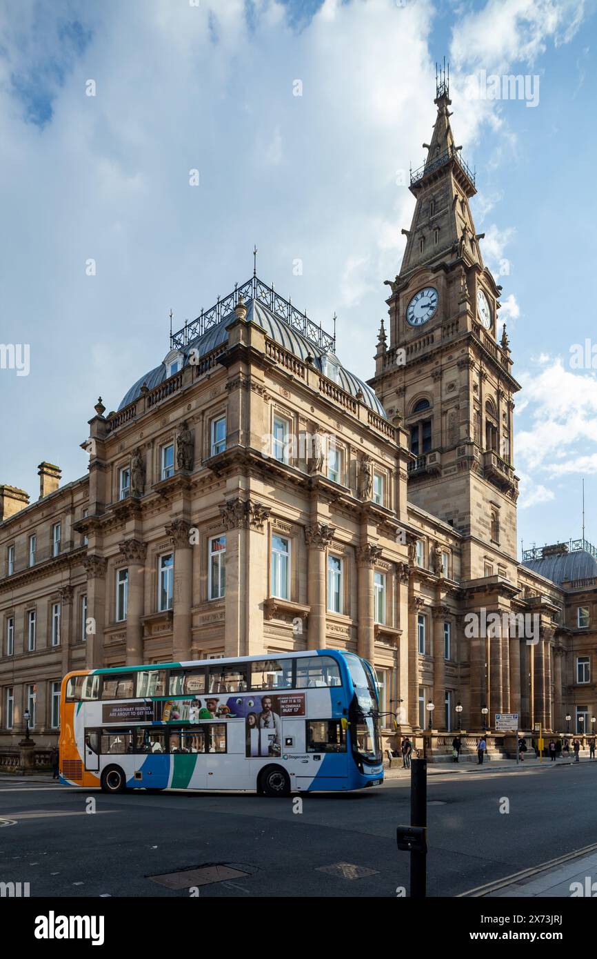 Autobus a due piani di fronte al Municipal Hotel nel centro di Liverpool. Foto Stock