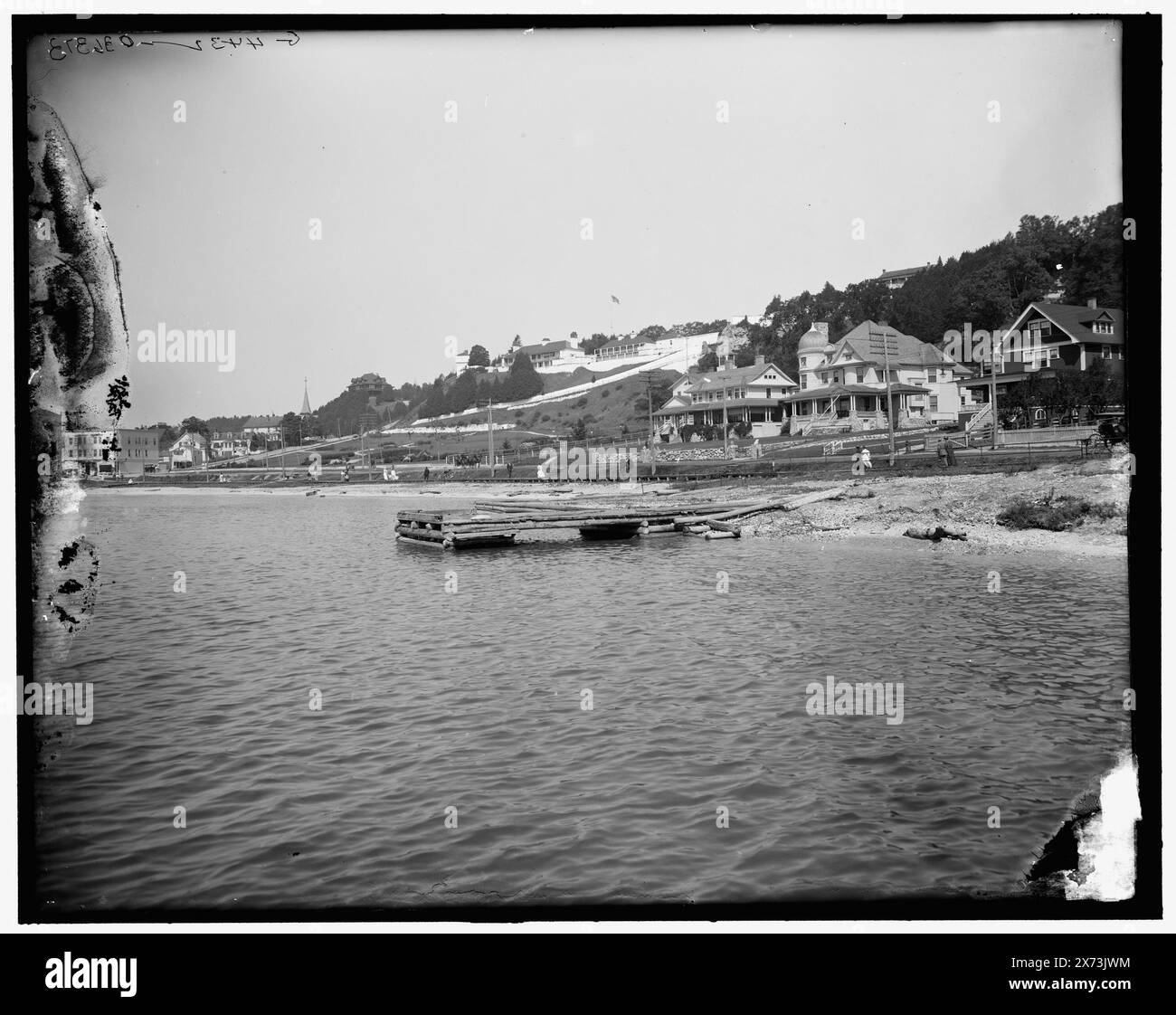 Crescent Beach, Mackinac Island, Mich., Title from jacket., 'G 4432' on negative., Detroit Publishing Co. N. 036373., Gift; State Historical Society of Colorado; 1949, spiagge. , Stati Uniti, Michigan, Isola di Mackinac. Foto Stock