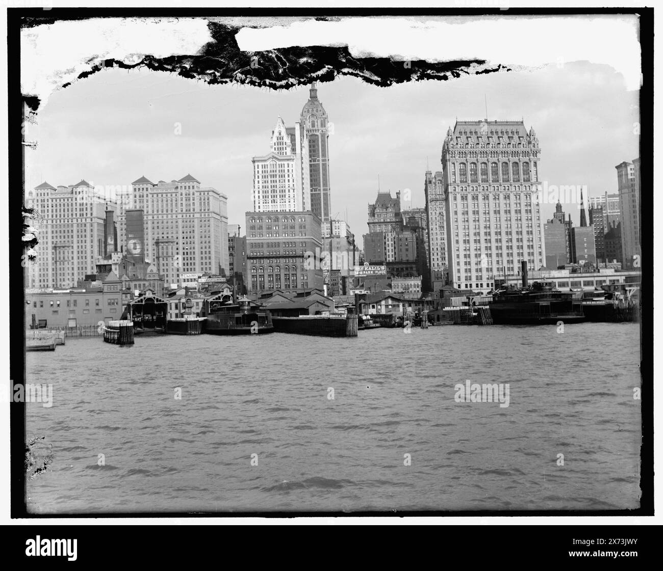 Sky scrapers from Cortlandt Street Ferry, New York, N.Y., Title from jacket., City Investment Building and Singer Tower in centre, West Street Building sulla destra, 'G 4883' in negative., Detroit Publishing Co. N. 036354., Gift; State Historical Society of Colorado; 1949, grattacieli. , Edifici per uffici. , Moli e moli. , Stati Uniti, New York (Stato), New York. Foto Stock