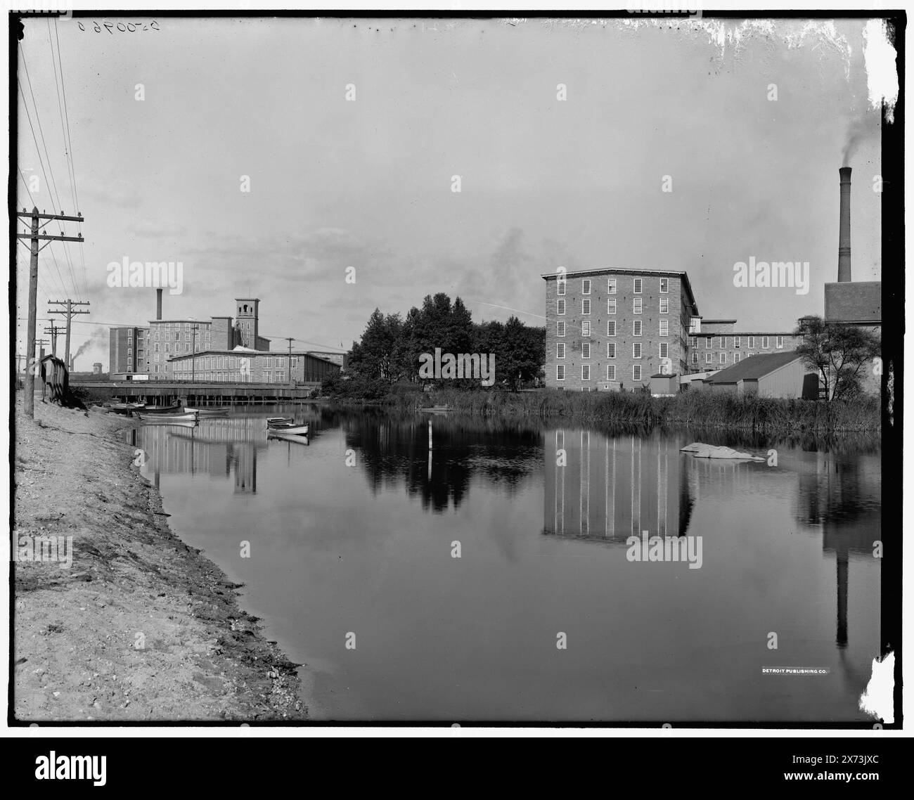 Barnard and Wampanoag Mills, Quequechan River, Fall River, Mass., Title from jacket and researcher S. Koorey, 2020., Detroit Publishing Co. N. 500960., Gift; State Historical Society of Colorado; 1949, Rivers. , Impianti industriali. , Stati Uniti, Massachusetts, Fall River. Foto Stock