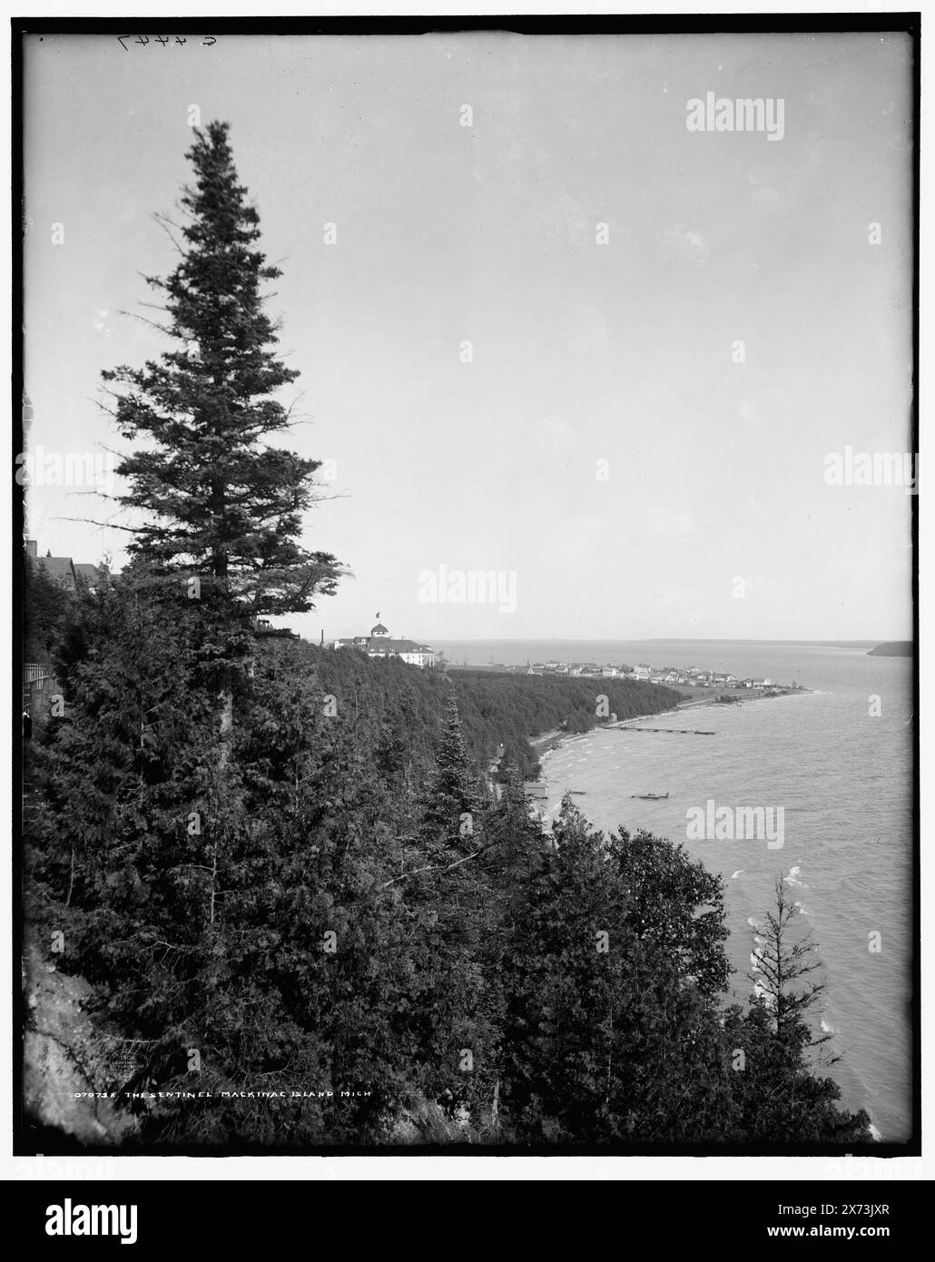 The Sentinel, Mackinac Island, Mich., Grand Hotel in Distance., 'G 4447' in negativo., Detroit Publishing Co. N. 070732., Gift; State Historical Society of Colorado; 1949, Trees. , Canali. , Stati Uniti, Michigan, Isola di Mackinac (Isola) Foto Stock