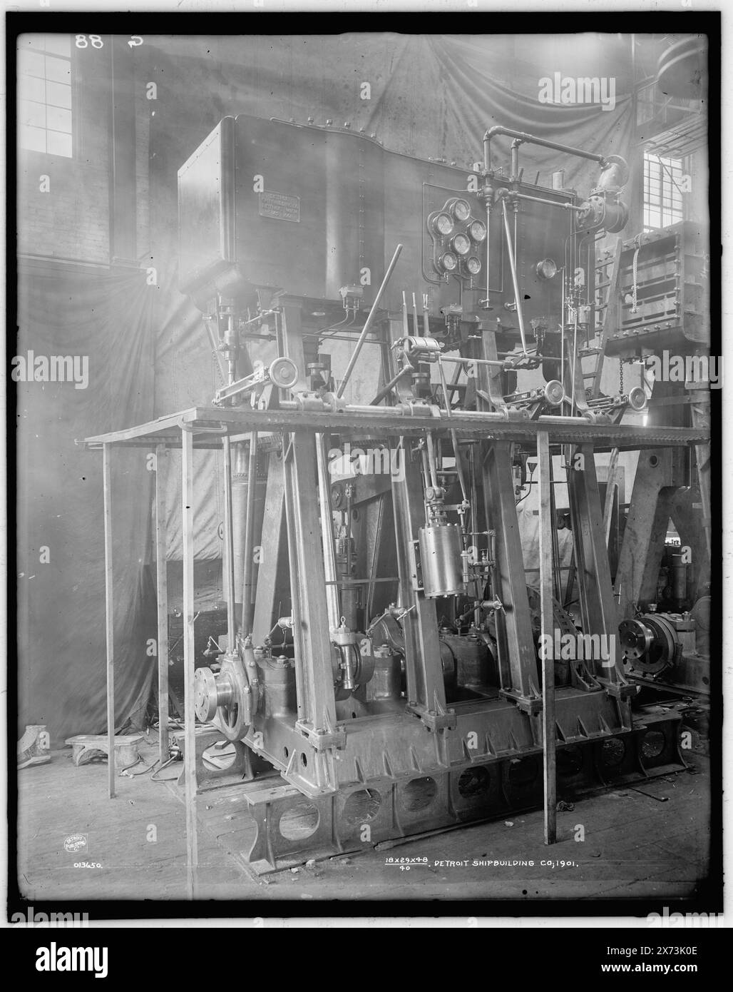 Marine Engines made by Detroit Shipbuilding Co., a triple expansion, Title from Detroit, Catalogue J Supplement (1901-1906)., 'G 88' and '18 x 29 x 48/40 Detroit Shipbuilding Co. 1901' on negative., Detroit Publishing Co. N. 013650., Gift; State Historical Society of Colorado; 1949, Engines. , Industria nautica e navale. , Stati Uniti, Michigan, Detroit. Foto Stock