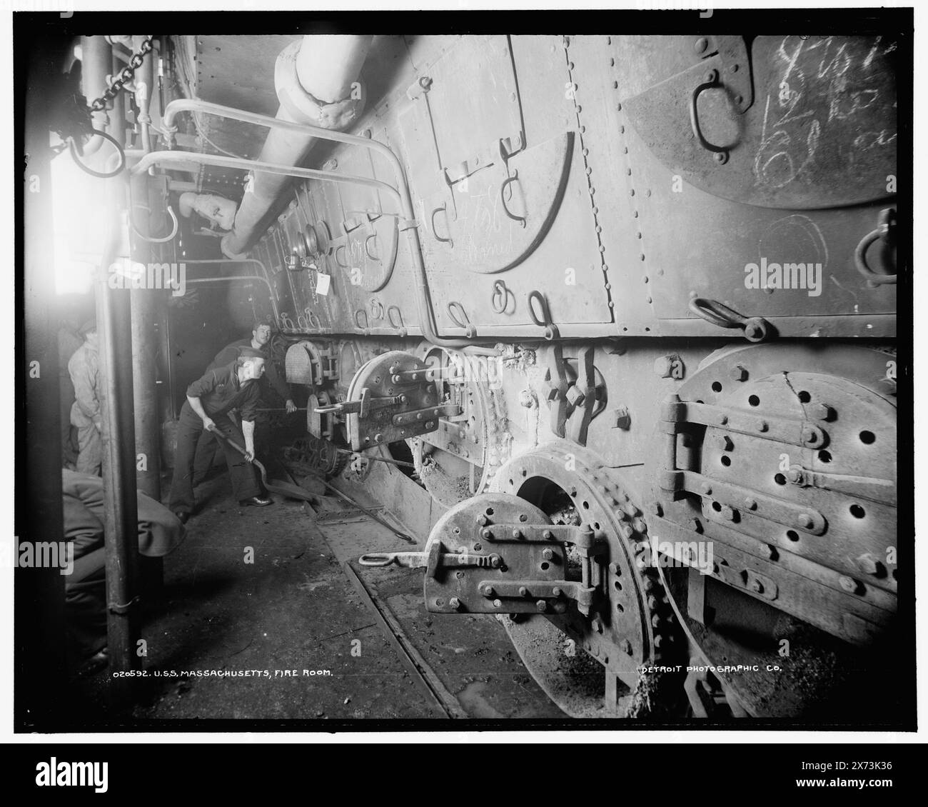 U.S.S. Massachusetts, Fire room, Attribution based on negative D4-20590., Date based on Detroit, Catalogue J (1901)., 'X 156' on negative., Detroit Publishing Co. N. 020592., Gift; State Historical Society of Colorado; 1949, Massachusetts (Battleship : 1896-1920) , Battleships, American. , Caldaie. , Interni. Foto Stock