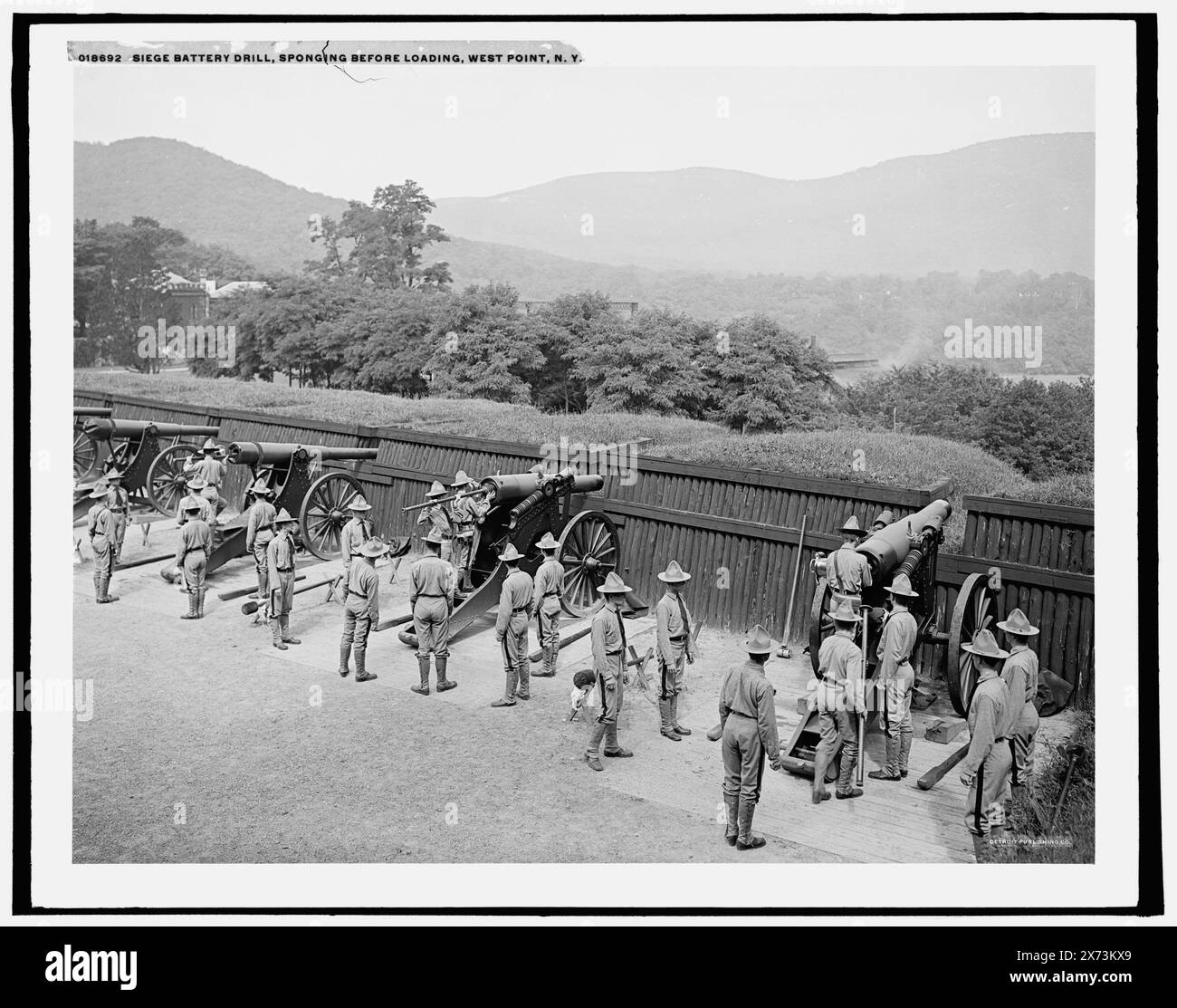 Batteria d'assedio, spugnatura prima del caricamento, United States Military Academy, West Point, N.Y., Data basata su Detroit, Catalogo P (1906)., Detroit Publishing Co. N.. 018692., Gift; State Historical Society of Colorado; 1949, United States Military Academy. , Università e college. , Istruzione militare. , Addestramento militare. , Batterie (armi) , Stati Uniti, New York (Stato), West Point. Foto Stock