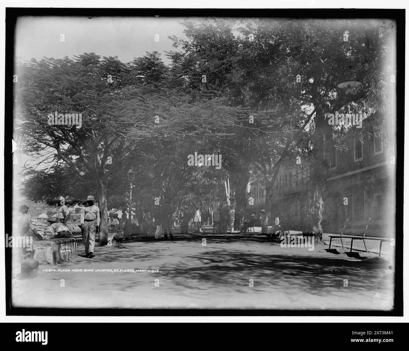 Plaza near boat landing, St. Pierre, Martinica, Data basata su Detroit, Catalogo J (1901)., '42' on negative., Detroit Publishing Co. N. 08874., Gift; State Historical Society of Colorado; 1949, Plazas. Martinica, Saint-Pierre. Foto Stock