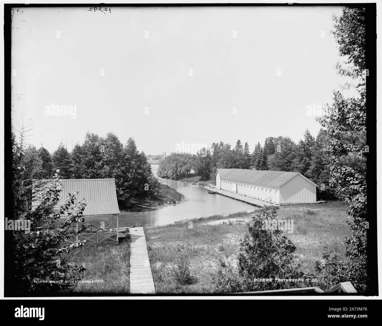 Sul vecchio fiume, Charlevoix, Detroit Publishing Co. N. 012292., Gift; State Historical Society of Colorado; 1949, Rivers. , Stati Uniti, Michigan, Charlevoix. Foto Stock