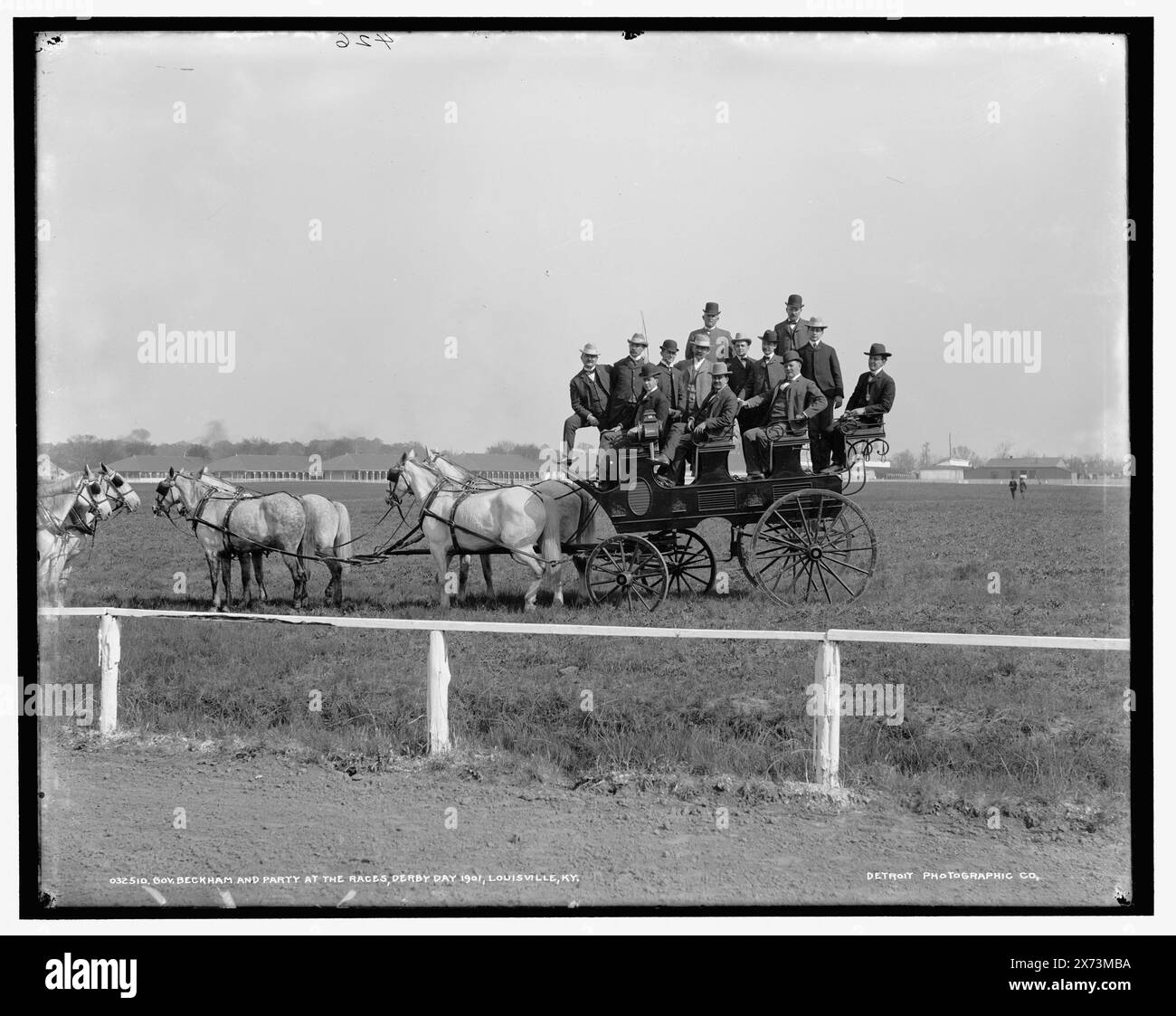 Capo Beckham e festa alle gare, Derby Day, Louisville, Ky., '426' in negativo. Detroit Publishing Co. n. 32510., Gift; State Historical Society of Colorado; 1949, Beckham, J. Crepps Wickliffe, 1869-1940. Kentucky Derby, Louisville, Ky. , Corse di cavalli. , Carrozze e pullman. , Stati Uniti, Kentucky, Louisville. Foto Stock