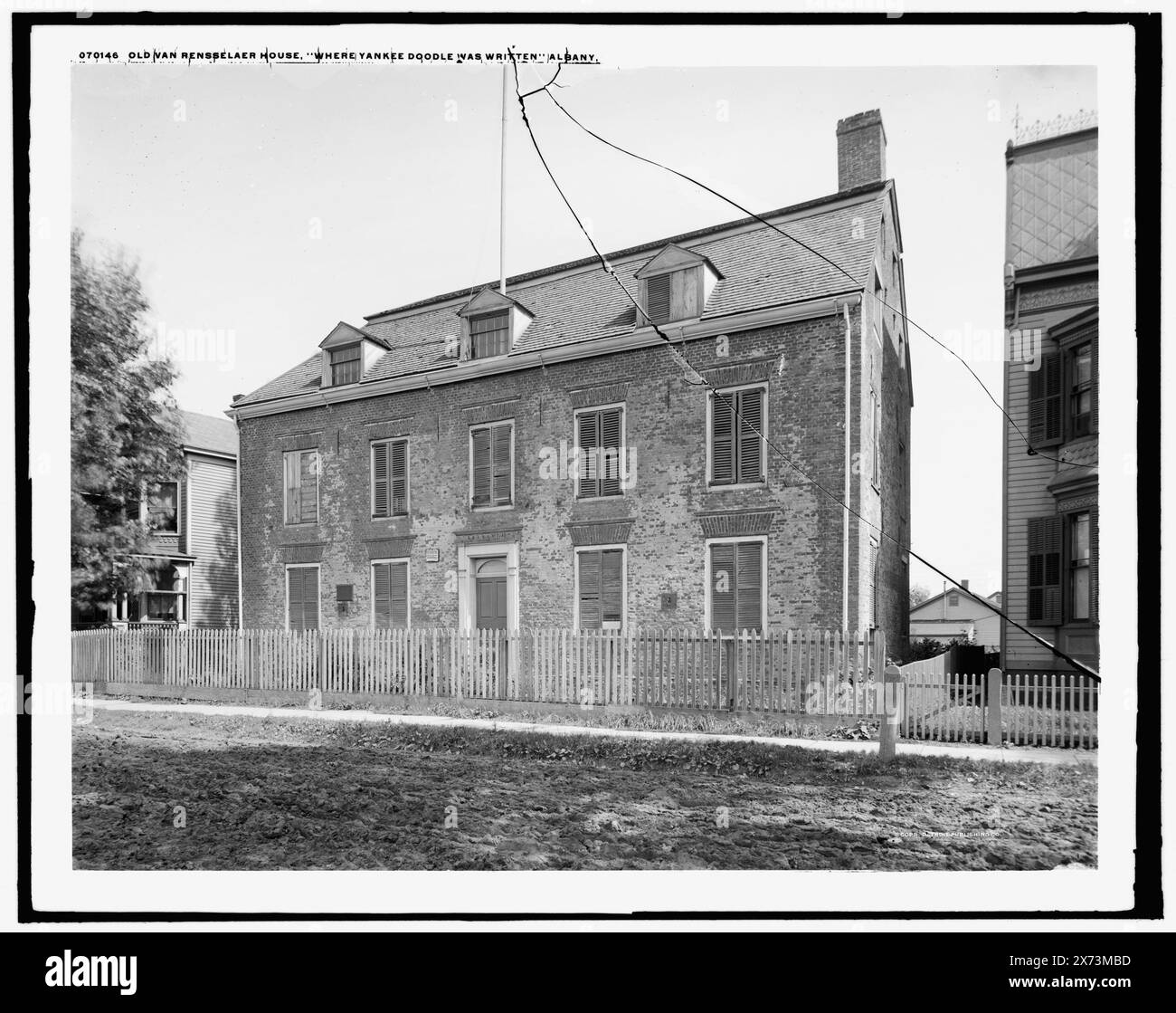 Old Van Rensselaer House, dove è stato scritto Yankee Doodle, situato a Rensselaer, vicino Albany, N.Y., 'H 185' su negativo., Detroit Publishing Co. N. 070146., Gift; State Historical Society of Colorado; 1949, Dwellings. , Stati Uniti, New York (Stato), Albany. Foto Stock