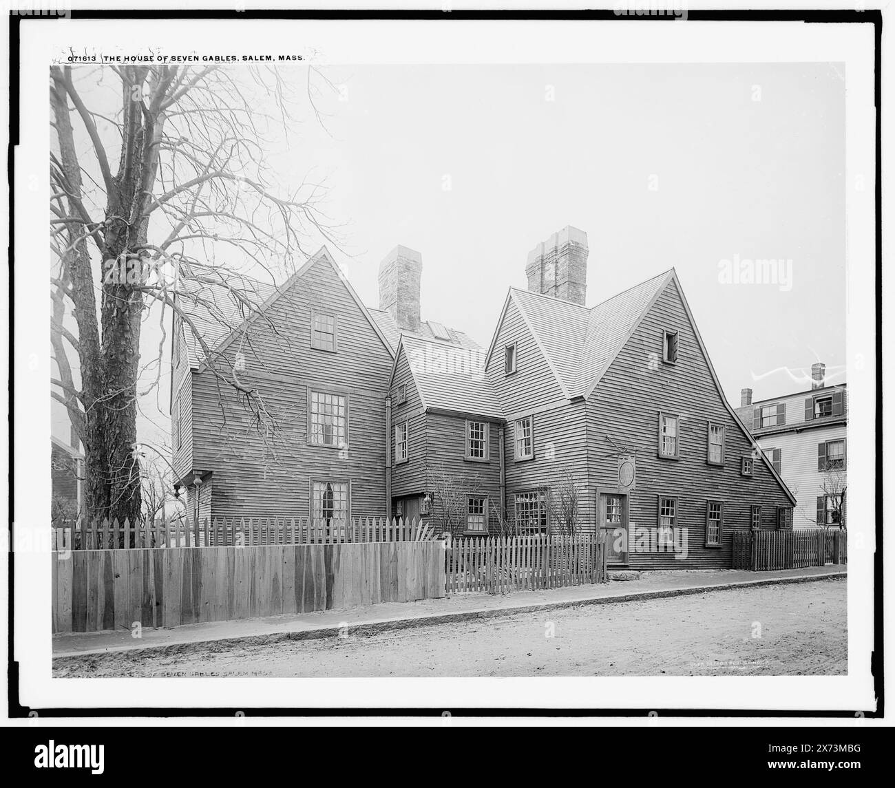 The House of Seven Gables, Salem, Mass., corrispondente trasparenza in vetro (con lo stesso codice di serie) disponibile sul telaio videodisc 1A-30964., 'The Seven Gables Shop' sul cartello dell'edificio., Detroit Publishing Co. N. 071613., Gift; State Historical Society of Colorado; 1949, Dwellings. , Stati Uniti, Massachusetts, Salem. Foto Stock