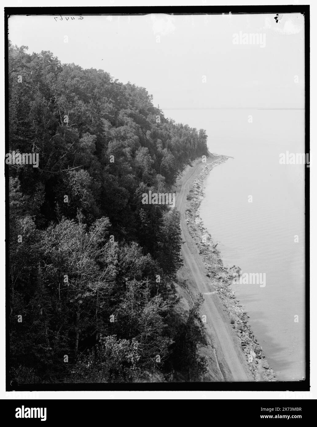 North Boulevard from Arch Rock, Mackinac Island, Mich., Title from jacket., 'G 4467' on negative., Detroit Publishing Co. N. 036363., Gift; State Historical Society of Colorado; 1949, Waterfront. , Strade. , Stati Uniti, Michigan, Isola di Mackinac (Isola) Foto Stock