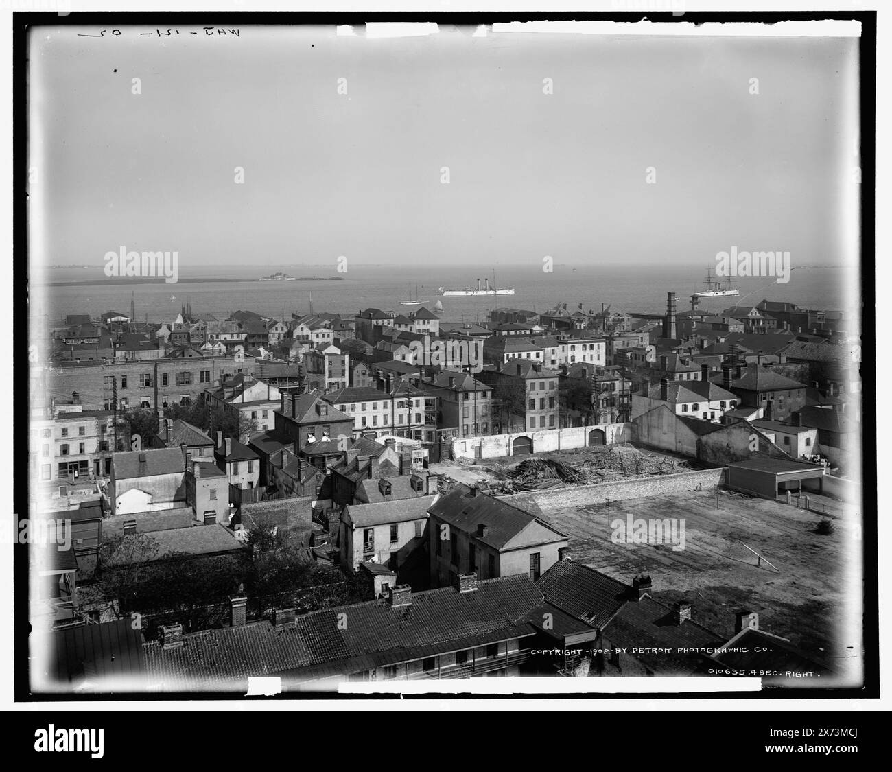 Charleston, S.C., dalla chiesa di San Michele, immagini videodisco fuori sequenza; l'ordine effettivo da sinistra a destra è 1A-06367, 06366, 06365., originariamente un panorama in quattro parti; sezione centrale destra non in collezione., 'WHJ-119-02' sul negativo sinistro; 'WHJ-120-02' sul negativo centrale; '121-02' sul negativo destro., Detroit Publishing Co. N. 010635., Gift; State Historical Society of Colorado; 1949, Stati Uniti, Carolina del Sud, Charleston. Foto Stock