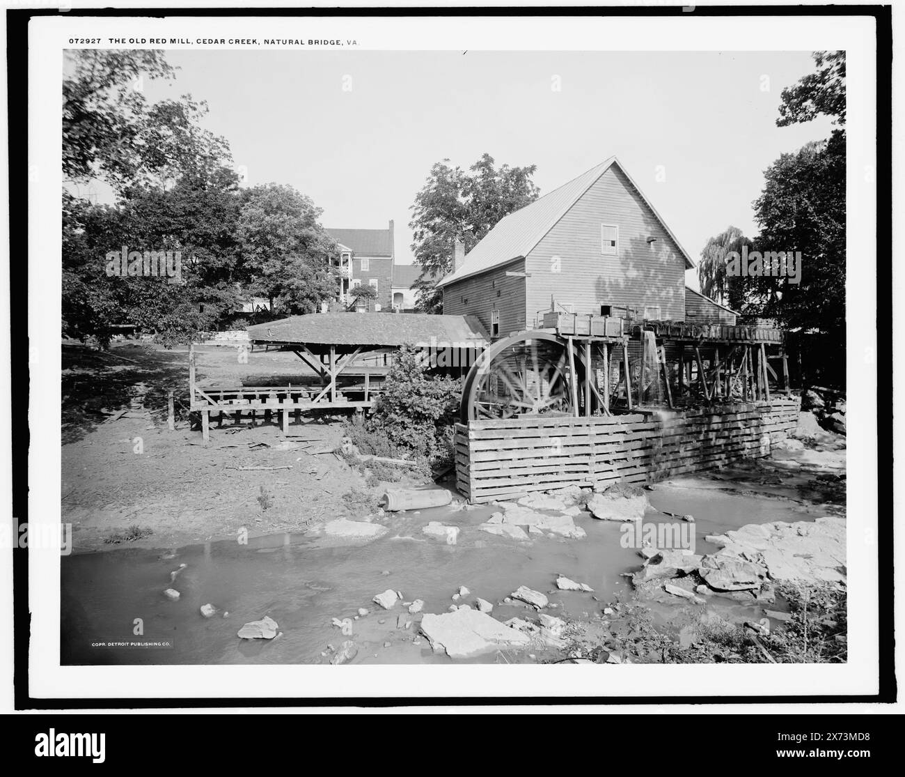 The Old Red Mill, Cedar Creek, Natural Bridge, Virginia, Detroit Publishing Co. N.. 072927., Gift; State Historical Society of Colorado; 1949, Mills. , Fiumi. , Stati Uniti, Virginia, Cedar Creek. , Stati Uniti, Virginia, Red Mills. Foto Stock
