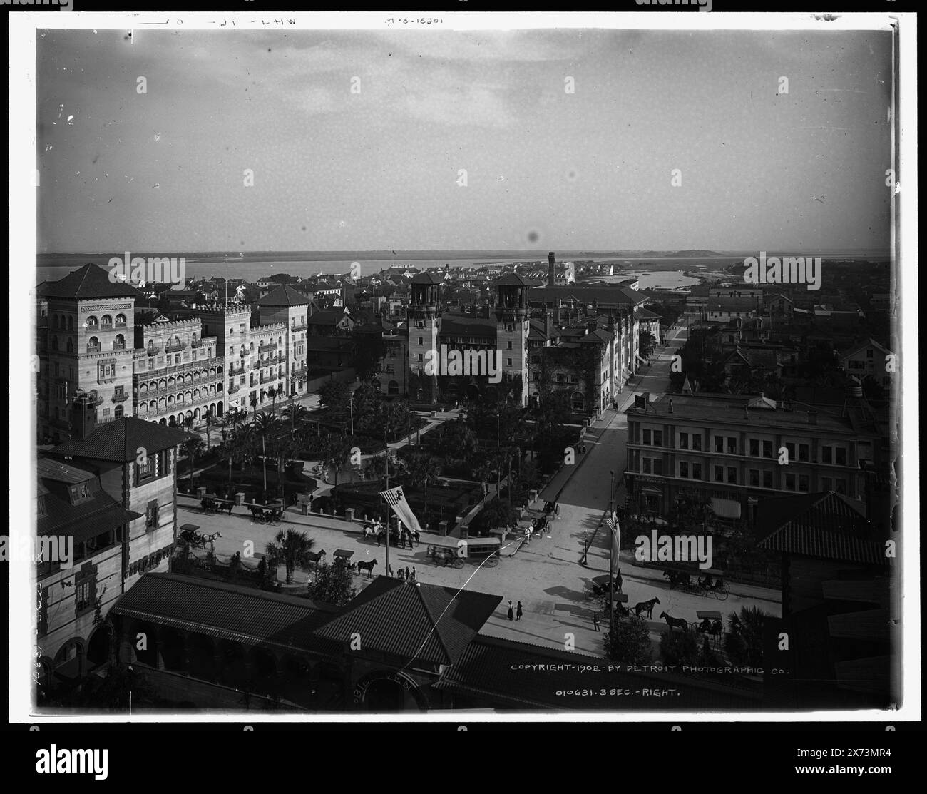 St. Augustine dal Ponce de Leon, le immagini dei videodischi sono fuori sequenza; l'ordine effettivo da sinistra a destra è 1A-06355, 06354, 06353., 'WHJ-98-02' sul negativo sinistro; 'WHJ-97-02' sul negativo centrale; 'WHJ-96-02' sul negativo destro., Detroit Publishing Co. N. 010631., lucidi in vetro bianco e nero: Sezione sinistra, LC-D4-10631L; sezione centrale, LC-D4-10631C; sezione destra, LC-D4-10631R., omaggio; State Historical Society of Colorado; 1949, Alberghi. , Resort. , Stati Uniti, Florida, Saint Augustine. Foto Stock