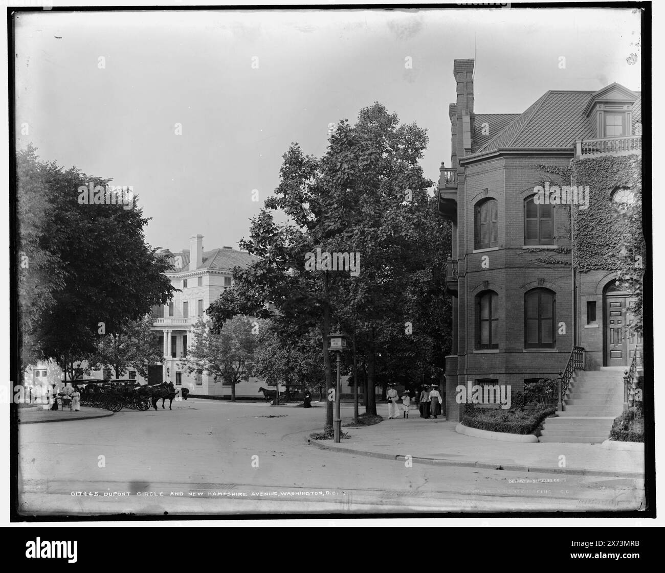 Dupont Circle e New Hampshire Avenue, Washington, D.C., Data basata su Detroit, Catalogo P (1906)., Connecticut Avenue a destra., edificio bianco a sinistra: Patterson House, 15 Dupont Circle., Detroit Publishing Co. N. 017445., Gift; State Historical Society of Colorado; 1949, Streets. , Stati Uniti, Distretto di Columbia, Washington (D.C.) Foto Stock