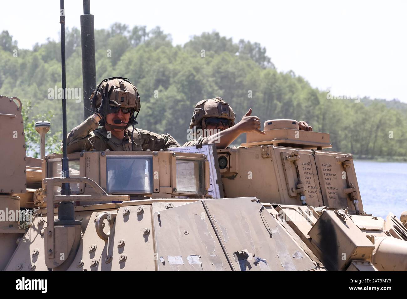 Drawsko Pomorskie, Polonia. 17 maggio 2024. I soldati americani della 29th Infantry Division della Guardia Nazionale attraversano il lago Zly Leg durante l'esercitazione nel Land Forces Training Centre a Drawsko, come parte di un'ampia esercitazione infuriata degli alleati della NATO - Steadfast Defender 2024. L'esercizio mira a verificare le capacità militari dell'alleanza nordatlantica in una possibilità di aggressione russa alla Polonia e agli Stati baltici - che si trovano sul fianco orientale della NATO. (Foto di Dominika Zarzycka/Sipa USA) credito: SIPA USA/Alamy Live News Foto Stock