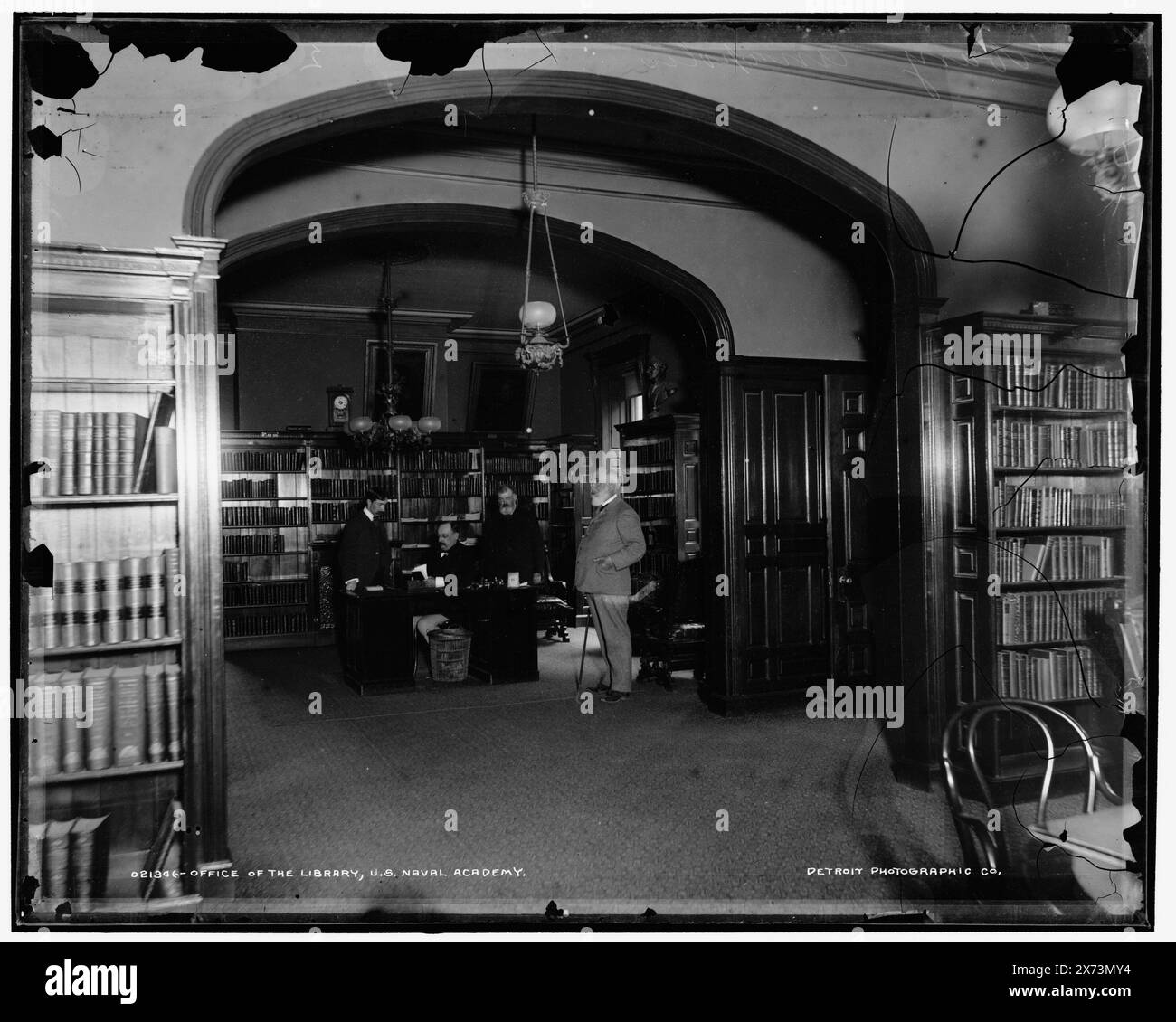 Office of the Library, U.S. Naval Academy, Date based on Detroit, Catalogue J (1901)., '2' on negative., Detroit Publishing Co. N. 021346., Gift; State Historical Society of Colorado; 1949, United States Naval Academy, Buildings. , Librerie. , Uffici. , Università e college. , Istruzione militare. , Stati Uniti, Maryland, Annapolis. Foto Stock