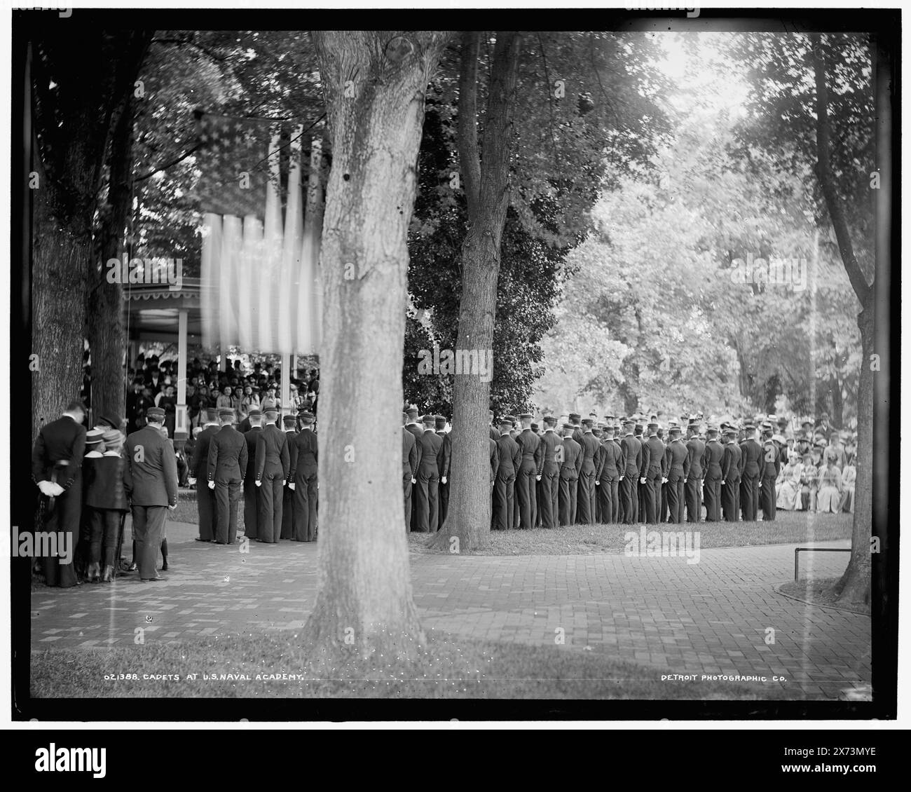 Cadetti alla U.S. Naval Academy, Data basata su Detroit, Catalogo J (1901)., 'X 41' e 'No. 16' in negativo., Detroit Publishing Co. N. 021388., Gift; State Historical Society of Colorado; 1949, United States Naval Academy. , Studenti. , Università e college. , Istruzione militare. , Parate e cerimonie militari. , Stati Uniti, Maryland, Annapolis. Foto Stock