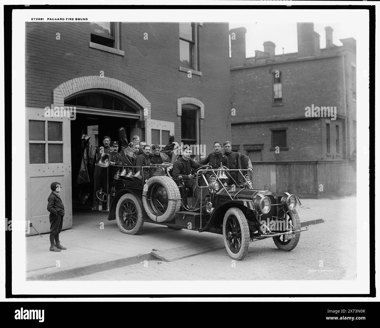 Squadra di pompieri Packard, trasparenza vetro corrispondente (con lo stesso codice di serie) disponibile sul telaio videodisc 1A-30999., 'Mich., 1911' sulla targa., '2799,' '5-3-11' e 'T.N. 438' sulla trasparenza., Detroit Publishing Co. N.. 072681., Gift; State Historical Society of Colorado; 1949, Vigili del fuoco. , Motori antincendio e attrezzature. , Stati Uniti, Michigan, Detroit. Foto Stock