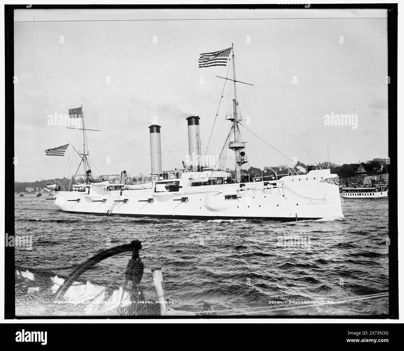 U.S.S. Chicago, Dewey Naval Parade, Detroit Publishing Co. N. 020288., Gift; State Historical Society of Colorado; 1949, Chicago (Cruiser) , Cruisers (Warships), American. , Dewey Celebration, 1899. , Parate e cerimonie navali. , Stati Uniti, New York (Stato), New York. Foto Stock