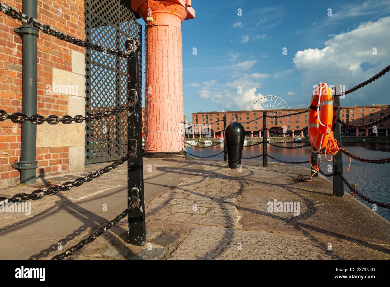 Pomeriggio primaverile all'Albert Dock di Liverpool, Inghilterra. Foto Stock