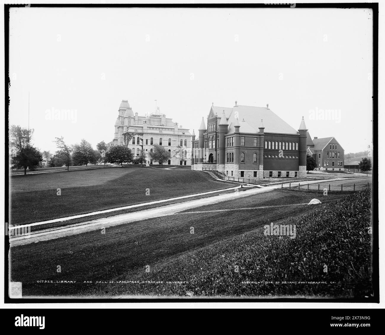 Library and Hall of Languages, Syracuse University, '2053' in negativo., Detroit Publishing Co. N. 017922., Gift; State Historical Society of Colorado; 1949, Syracuse University. , Strutture educative. , Librerie. , Università e college. , Stati Uniti, New York (Stato), Syracuse. Foto Stock