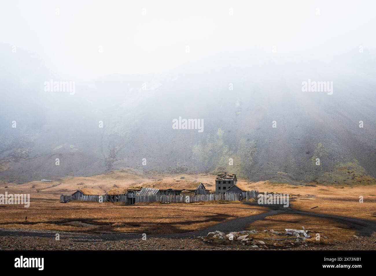 Ospita gli edifici del villaggio vichingo ambientato in Islanda, Vestrahorn, Stokksnes Foto Stock