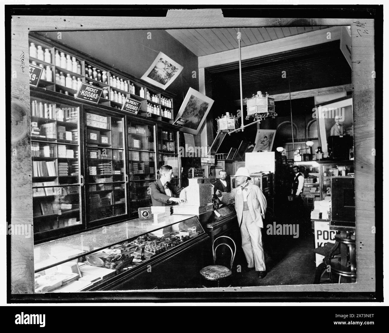 Baker and Rouse Shop, Sydney, Australia, titolo da giacca. Negozio identificato da R. Woodley, 2002, 'Made especially for the National Cash Register Company' su giacca., '27' su negative., Detroit Publishing Co. N. 043097., Gift; State Historical Society of Colorado; 1949, negozi di fotografia. , Interni. , Registratori di cassa. , Australia, nuovo Galles del Sud, Sydney. Foto Stock