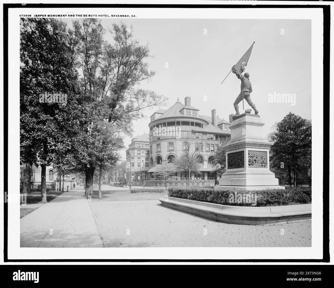 Jasper Monument e The De Soto Hotel, Savannah, GA., Detroit Publishing Co. N. 072698., Gift; State Historical Society of Colorado; 1949, Jasper, William, 1750-1779, statue. , Hotel. , Resort. , Scultura. , Monumenti e memoriali. , Stati Uniti, Georgia, Savannah. Foto Stock