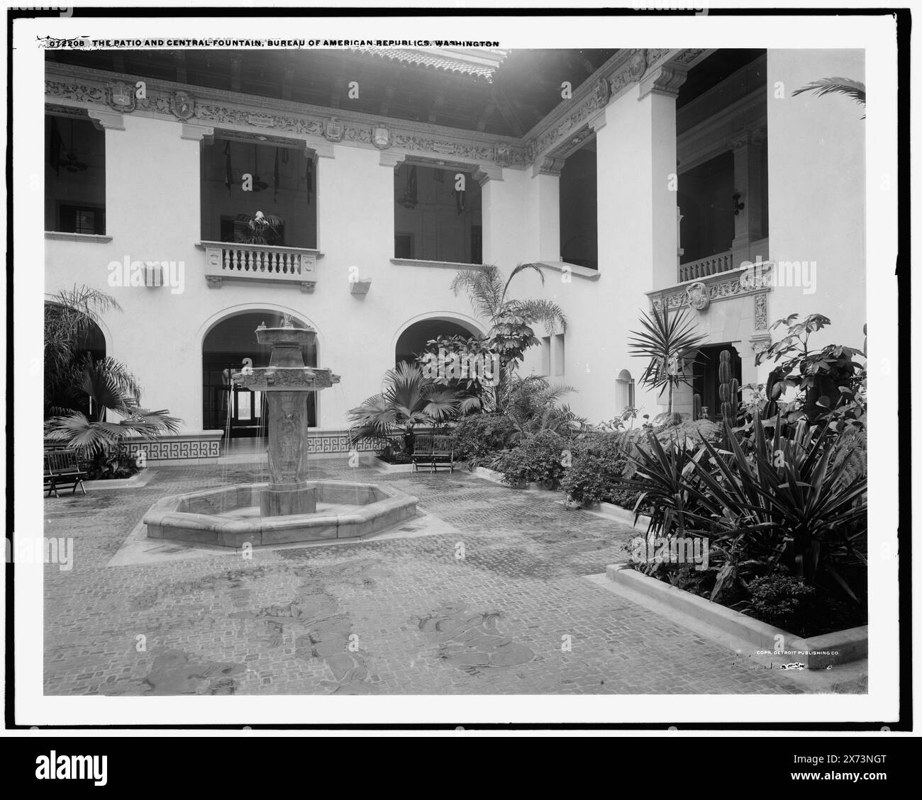 The Patio and Central Fountain, Bureau of American Republics Pan American Union Building, Washington, D.C., "G 8029" su negative., Detroit Publishing Co. N. 072208., Gift; State Historical Society of Colorado; 1949, Organizations' Facilities. , Organizzazioni internazionali. , Cortili. , Fontane. , Stati Uniti, Distretto di Columbia, Washington (D.C.) Foto Stock
