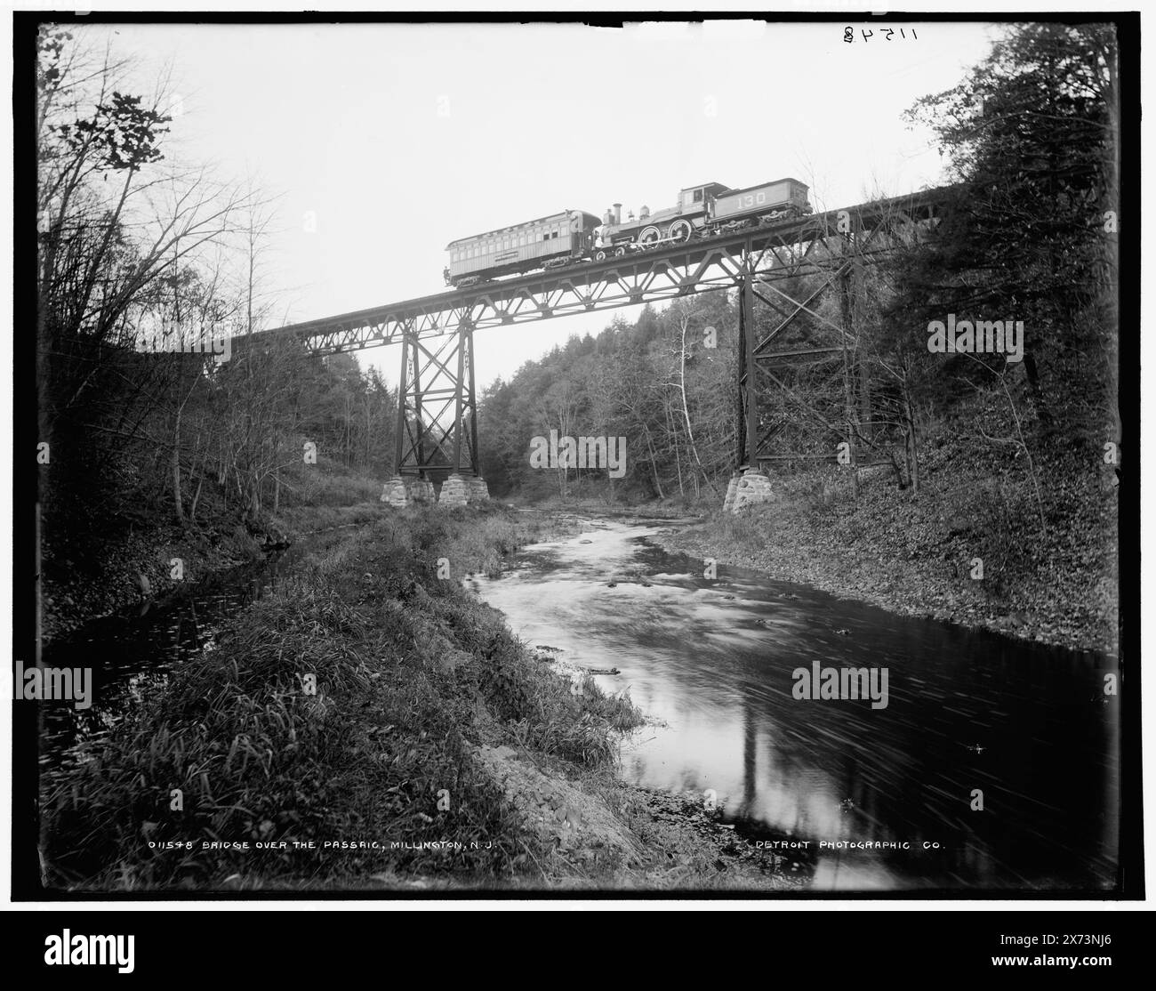Bridge over the Passaic, Millington, N.J., Title in Detroit, Catalogue J (1901) Begins 'D.L. & W. bridge.', Detroit Publishing Co. N. 011548., Gift; State Historical Society of Colorado; 1949, Railroad Bridges. , Fiumi. , Stati Uniti, New Jersey, Passaic River. , Stati Uniti, New Jersey, Millington. Foto Stock