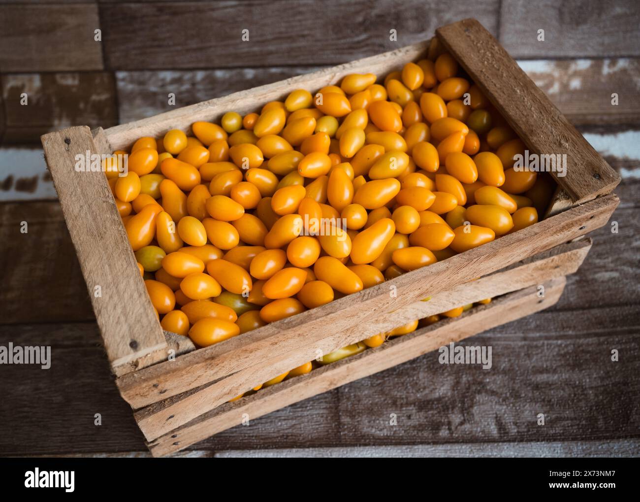 Pomodori ciliegini gialli freschi nella scatola di legno. Foto Stock