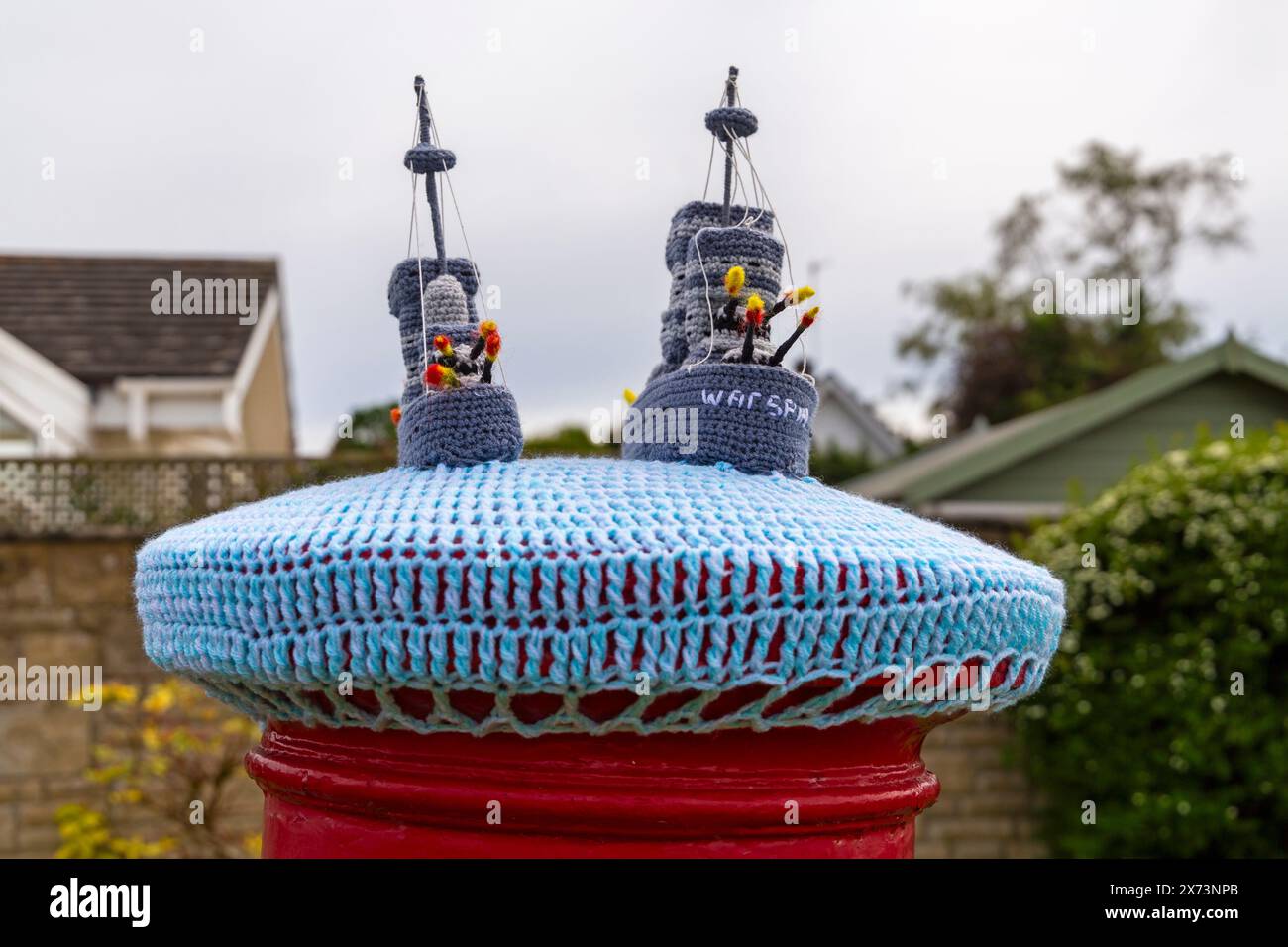 Poole, Dorset, Regno Unito. 17 maggio 2024. Cartolina per commemorare il 80° anniversario del D-Day il 6 giugno. Crediti: Carolyn Jenkins/Alamy Live News - topper per scatole postali, topper per lettere, topper per scatole di lettere, toppers, bombe in filato, bomba in filato Foto Stock