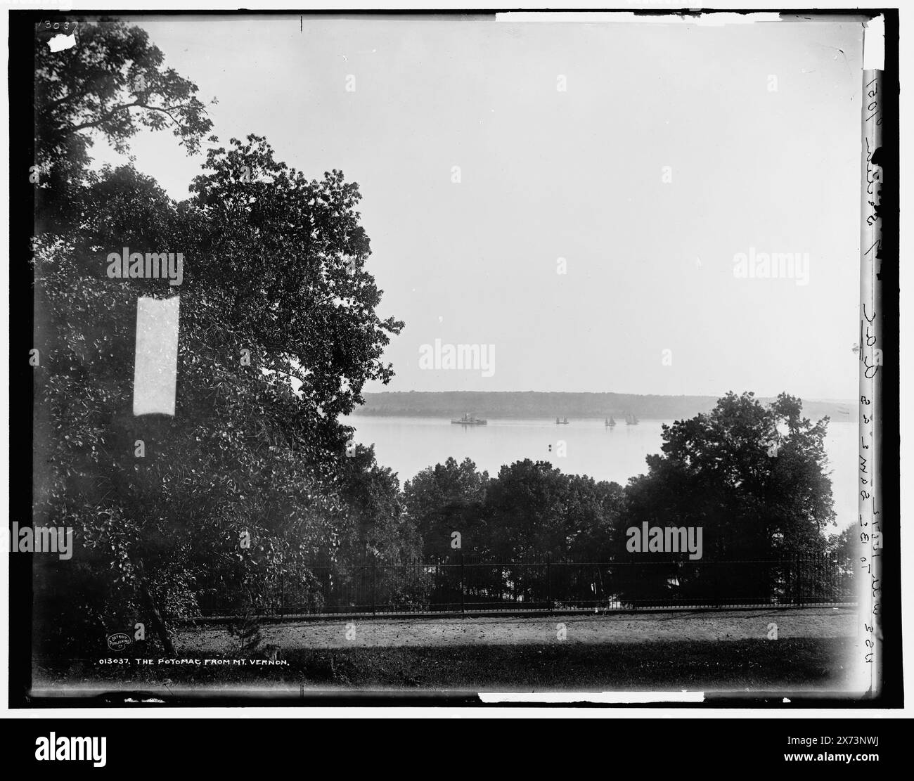 Il Potomac dal Monte Vernon, corrispondente vetro trasparente (con lo stesso codice di serie) disponibile su videodisc frame 1A-29529., Data basata su Detroit, Catalogo J (1901)., 'Use with 10512 to be same as AAC, 7 section 10512 R' on negative., Detroit Publishing Co. N.. 013037., Gift; State Historical Society of Colorado; 1949, Washington, George, 1732-1799, case e luoghi di ritrovo. , Stati. , Stati Uniti, Virginia, Mount Vernon (Estate) , Stati Uniti, fiume Potomac. Foto Stock
