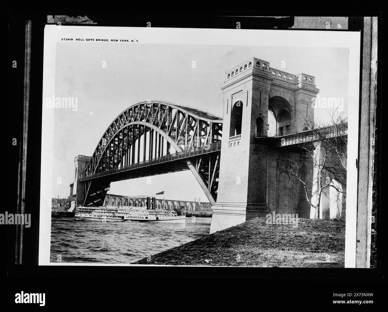 Hell Gate Bridge, New York, N.Y., Fotografia di una stampa fotografica., Steamer Priscilla Beneath the New York Connecting Railroad Bridge, Queens., Detroit Publishing Co. N. 073418., Gift; State Historical Society of Colorado; 1949, Priscilla (ruota laterale) , ponti ferroviari. , Ruote laterali. , Stati Uniti, New York (Stato), New York. Foto Stock