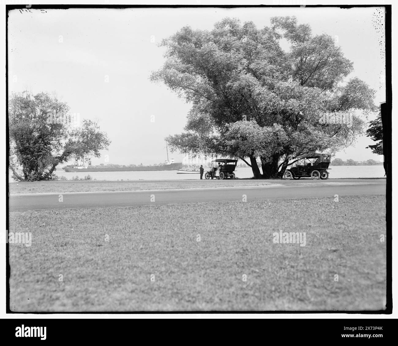 Vista a capo del Belle Isle Park, Detroit, Mich., titolo dalla giacca. "3 319" su negative., Detroit Publishing Co. N. 039965., Gift; State Historical Society of Colorado; 1949, Parks. , Automobiles. , Fronti d'acqua. , Stati Uniti, Michigan, Detroit. Foto Stock