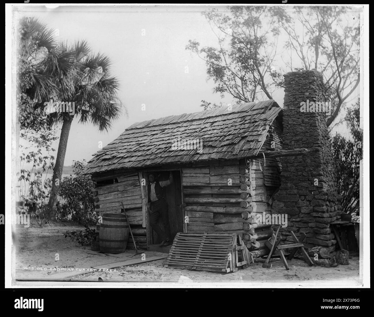 Old Cabin at Turkey Creek, elencato nel Detroit Catalogue F (1899)., Detroit Publishing Co. N. 3638., Gift; State Historical Society of Colorado; 1949, Log Cabins. , Afroamericani. , Fiumi. , Stati Uniti, Florida, Turkey Creek. Foto Stock