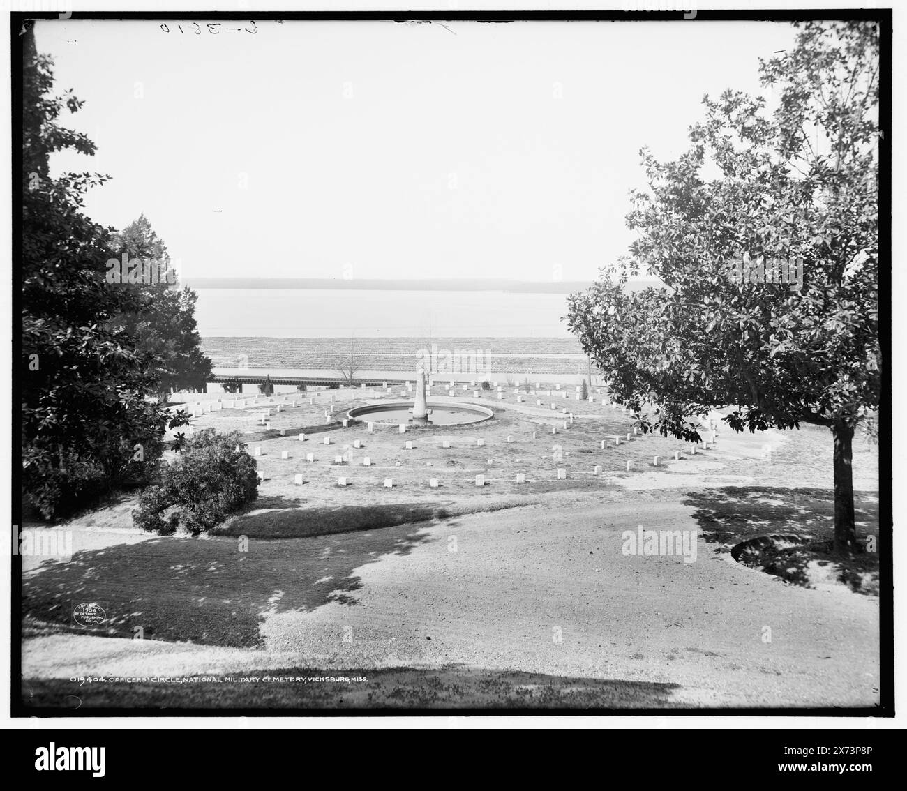 Officers' Circle, National Military Cemetery, Vicksburg, Miss., "G 3810" su negative., Detroit Publishing Co. N. 019404., Gift; State Historical Society of Colorado; 1949, Cemeteries. , Stati Uniti, Mississippi, Vicksburg National Cemetery. Foto Stock