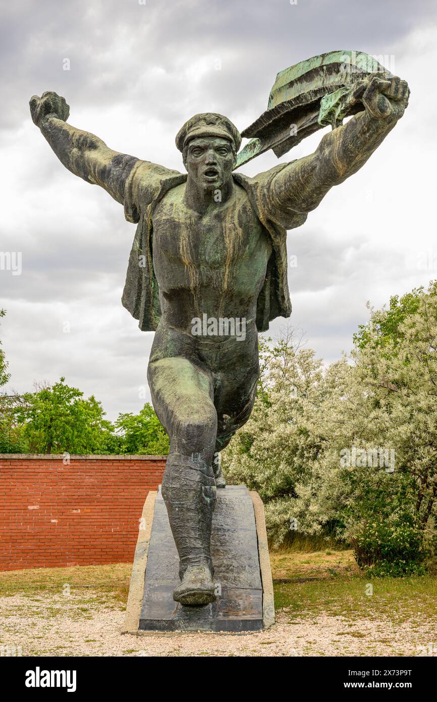 Monumento della Repubblica dei Consigli, (marinaio di carica) al Parco Memento, Budapest, Ungheria Foto Stock